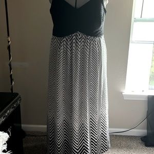 sleeveless maxi black-n-white dress